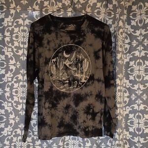 📚 Fifth Sun Black and Gray Tie-Dye Wolf howling moon in desert long sleeve Tee